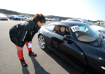 サーキットチャレンジ この日のゲストドライバー、井口選手も皆さまの元へ