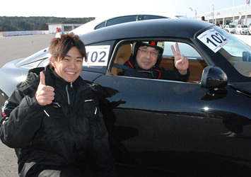 サーキットチャレンジ 井口選手と記念に1枚。和やかなシーンもこのイベントならでは