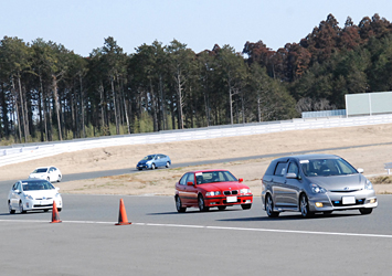 サーキットチャレンジ ゲストドライバー先導の元、一定の間隔をとりながらサーキット体験