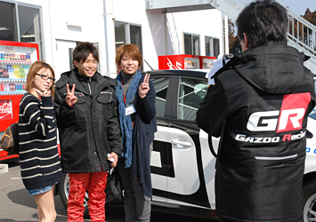 サーキットチャレンジ 両手に花！ 井口卓人選手は女性に囲まれ記念撮影