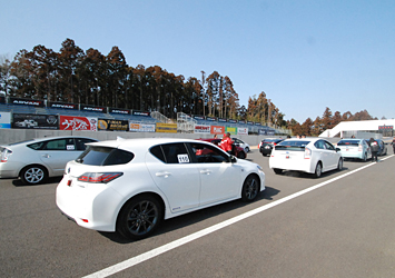ハイブリッドチャレンジ 各自動車メーカーのハイブリッド車が集結