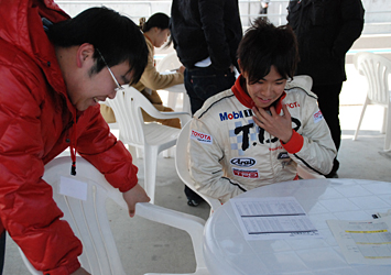ハイブリッドチャレンジ 井口選手、なにやら資料を見て笑顔に･･･