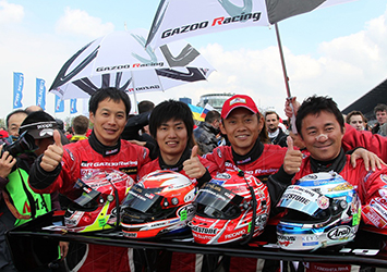 2010年、この年、初のクラス優勝獲得。飯田章、脇阪寿一、大嶋和也、そして僕。