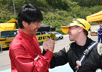 JN5クラス３位に入賞したドライバーの大倉聡（右）とがっちり握手を交わすチーフメカの豊岡悟志。