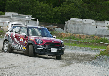 全日本ラリー選手権を戦うミニが0カーを務め、迫力の走りを披露した。