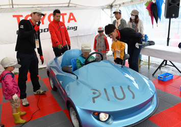 組立て式電動キットカー「PIUS」の組み立てと走行を体験できるキッズラリーチャレンジは子どもたちの人気を集めた。