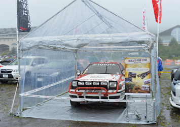かつてWRCで活躍したトヨタ・セリカGT- FOUR（ST165）の展示はギャラリーの注目の的。