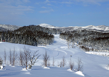 タカスがあるのは豪雪地帯。冬は雪に閉ざされる。とはいうものの、コースが休むことはない。