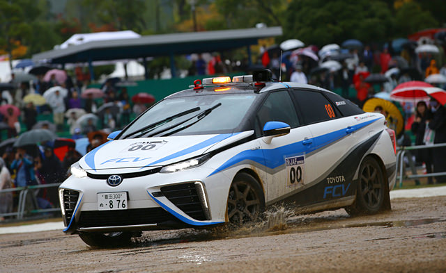 昨年は、燃料電池自動車のトヨタMIRAIがコースカーとして走行。モリゾウこと豊田章男トヨタ自動車社長がドライバーを務めた。