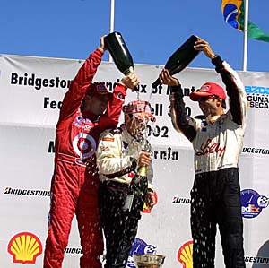 独走体制でトヨタチームを完全勝利へ導いたＣ．ダ・マッタ（中央）を表彰台で祝福する２位のＣ．フィッティパルディ（右）と３位のＫ．ブラック（左）