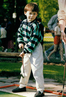 幼少時代、ゴルフをするアンドレ・ロッテラー選手