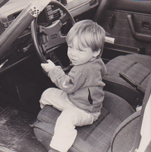 幼少時代、車のハンドルを握るアンドレ・ロッテラー選手