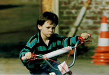 幼少時代、自転車に乗るアンドレ・ロッテラー選手