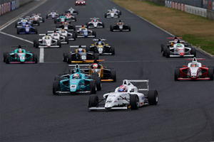 新たな入門フォーミュラカテゴリーとして今季より行われる、FIA-F4のスタートシーン