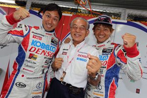 2番手グリッドを獲得したDENSO KOBELCO SC430 39号車の石浦宏明、加藤眞代表、脇阪寿一