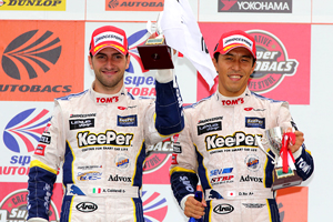 2位表彰台に上がったKeePer TOM'S SC430 37号車のアンドレア・カルダレッリと伊藤大輔