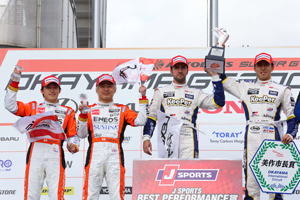 優勝したLEXUS TEAM KeePer TOM'Sの伊藤大輔とアンドレア・カルダレッリ、2位に入ったLEXUS TEAM LeMans ENEOSの大嶋和也と国本雄資