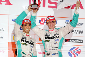 2013年の鈴鹿1000kmで3位表彰台を獲得した中嶋一貴／ジェームス・ロシター