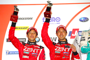 2戦連続2位表彰台に登るZENT CERUMO RC Fの立川祐路と石浦宏明