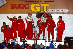 シリーズチャンピオンの表彰台で喜ぶクルムとデ・ラ・ロサ、TOM'Sの面々。彼らにもスープラにとっても初のJGTC制覇だ。