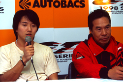 優勝記者会見での舘（当時21歳）と鈴木（同49歳）。鈴木は現在、チーム監督やTV解説を務める。