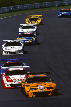 レース序盤、先行する3台のトムス・スープラを追う4番手の野田のESSO Tiger Supra。背後にはデンソーサードスープラGTとRAYBRIG NSXが続いた。