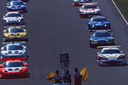 ポールポジションは8号車NSXが獲得。脇阪たちの青い6号車スープラは中段の6番グリッドに着けていた。