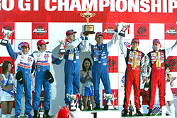 脇阪はこれで通算4勝目。この優勝を弾みとして脇阪／飯田組は、2002年は初のGT500チャンピオンに輝く。