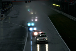 強い雨に見舞われた決勝レース。スタートから4周はペースカーが先導した。この後の天気の予測とピット戦略が明暗を分けた。