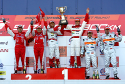難しいコンディションになった2006年の開幕戦。GT500の3メーカーのエース車が表彰台を分けあった。