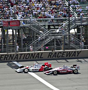 僅差での首位争いを繰り広げるＧ．ド・フェランのトヨタ・ダラーラ（左）とＳ．ディクソンのトヨタ・パノスＧフォース（右）