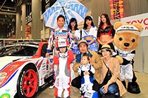 レクサス くま吉 LEXUS TEAM SARD SC430の前で平手選手とコンパニオンと4人家族と