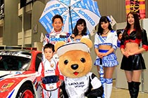 レクサス くま吉 LEXUS TEAM SARD SC430の前で平手選手とコンパニオンとくま吉スーツの男の子と