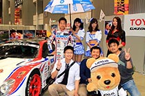 レクサス くま吉 LEXUS TEAM SARD SC430の前で平手選手とコンパニオンと男性3人組みと