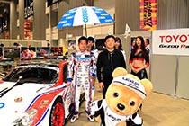 レクサス くま吉 LEXUS TEAM SARD SC430の前で平手選手とコンパニオンと黒パーカの男性と