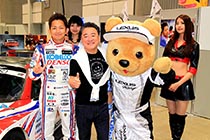 レクサス くま吉 LEXUS TEAM SARD SC430の前で平手選手とコンパニオンとかっこいいおじさんと