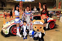 レクサス くま吉 LEXUS TEAM SARD SC430の前で平手選手とコンパニオンと口が開いてる男の子と