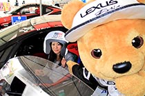 レクサス くま吉 GAZOO Racing LFAに乗り込んだ女性にヘルメットパネルを当ててみる