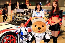 レクサス くま吉 LEXUS TEAM SARD SC430の前でコンパニオンと男の子と