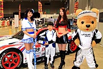 レクサス くま吉 LEXUS TEAM SARD SC430の前でコンパニオンと渋い男の子と