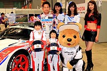 レクサス くま吉 LEXUS TEAM SARD SC430の前で平手選手とコンパニオンと姉妹と