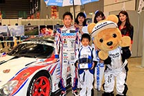 レクサス くま吉 LEXUS TEAM SARD SC430の前で平手選手とコンパニオンとレクサススーツの男の子と