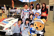 レクサス くま吉 LEXUS TEAM SARD SC430の前で平手選手とコンパニオンとグレー4人家族と