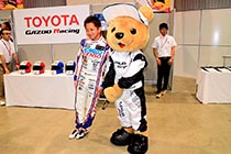 レクサス くま吉 平手選手と支え合う