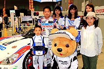 レクサス くま吉 LEXUS TEAM SARD SC430の前で平手選手とコンパニオンと帽子をかぶった親子と