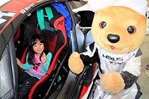 レクサス くま吉 GAZOO Racing LFAに乗り込んだシートベルトと同じ色の女の子と