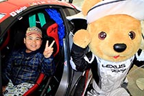 レクサス くま吉 GAZOO Racing LFAに乗り込んだ茶色キャップの男の子と