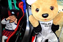 レクサス くま吉 GAZOO Racing LFAに乗り込んだ白タイツの女の子と