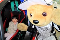 レクサス くま吉 GAZOO Racing LFAに乗り込んだベージュフリースの女の子と