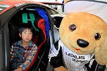 レクサス くま吉 GAZOO Racing LFAに乗り込んだ多色チェックシャツの男の子と